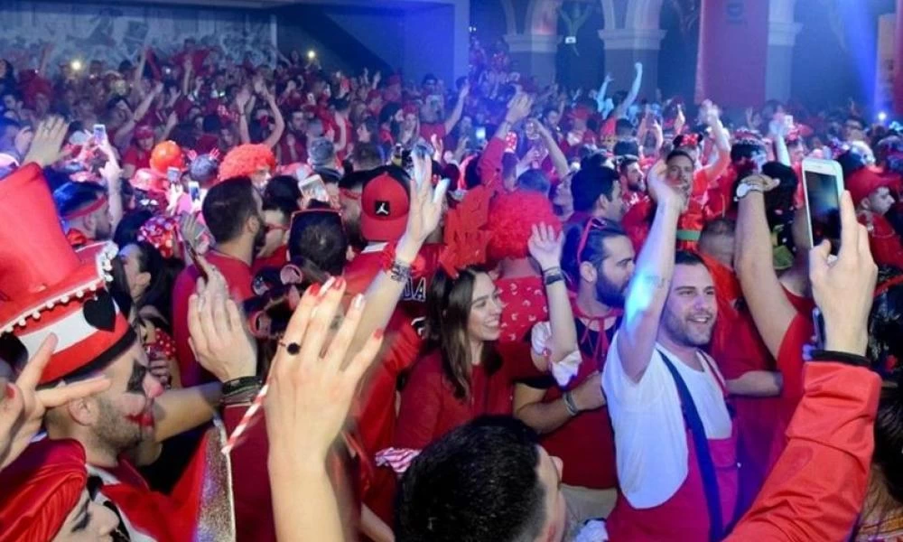 Μεθυσμένος καρναβαλιστής στην Πάτρα σε καπό εν κινήσει αυτοκινήτου